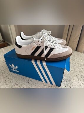 Adidas Samba size 5 Big kids (size 6.5 women’s)